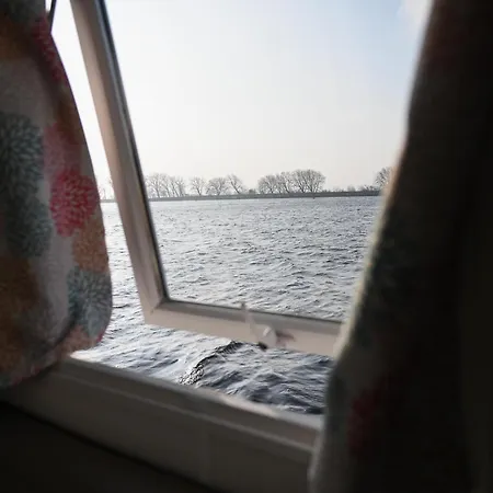- Hausboot 1 *